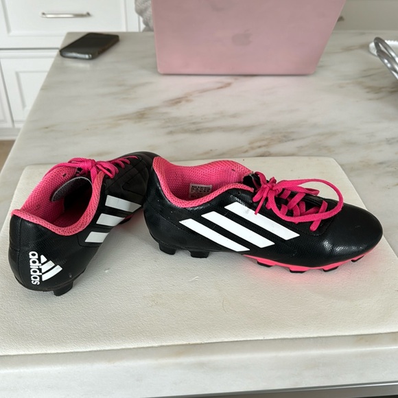Adidas soccer cleats with pink laces size 6 run like a women’s 61/2 not narrow - Picture 1 of 6